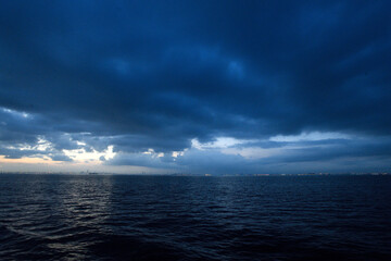 水平線と雨雲