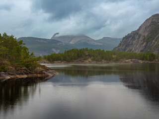 Fototapeta na wymiar Mesmerizing lakeside landscapes in the Telemark region of Norway