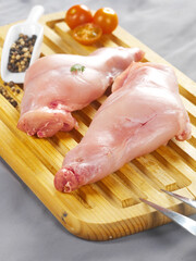  Cuisse de poulet crue 