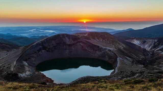 秋の蔵王山お釜と日の出Timelapse