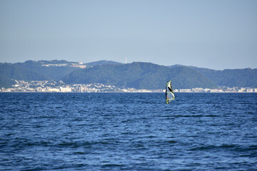 Obraz premium 江ノ島の海とウィンドサーフィン