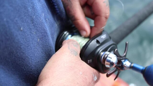 picking out a tangle on a bait caster in slow motion
