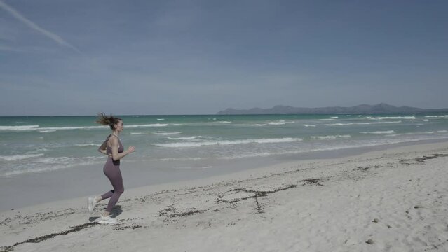 Chica corriendo por la playa drone, (Formato D-log para edici&oacute;n profesional)	
