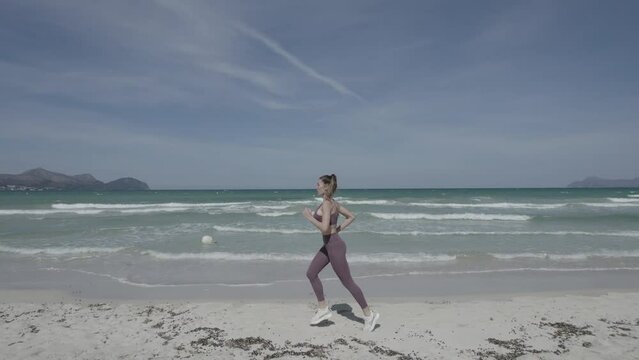 Chica corriendo por la playa drone, (Formato D-log para edici&oacute;n profesional)	
