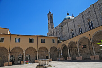 Obraz premium Ascoli Piceno, il Chiostro della Chiesa di San Francesco - Marche 