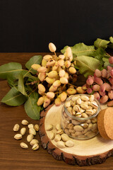 pistachos naturales secos y verdes las fases del pistacho antes del proceso 