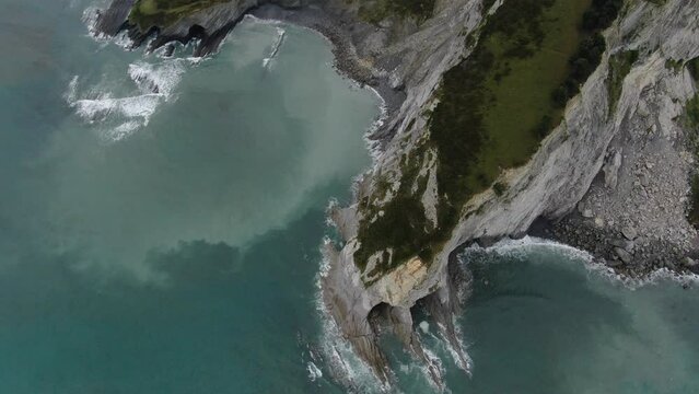 DRONE - vue a&eacute;rienne - paysage de nature avec falaise et caverne en espagne, avec oc&eacute;an atlantique sans aucune personne en fin de matin&eacute;e journ&eacute;e