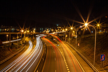Estelas de luz de los coches en la carretera por la noche. Larga exposición.