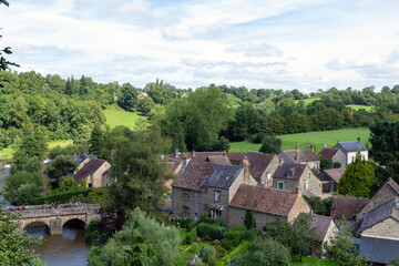 Fototapeta na wymiar Vista del encantador pueblo francés de Saint-Céneri-le-Gérei. Normandía, Francia.
