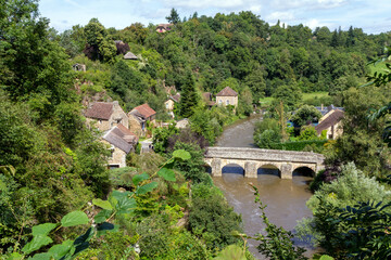 Vista del encantador pueblo francés de Saint-Céneri-le-Gérei. Normandía, Francia. - obrazy, fototapety, plakaty