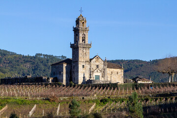 Iglesia de Santa Maria de Beade (siglo XVI), rodeada de viñedos. Ribeiro, Galicia, España.