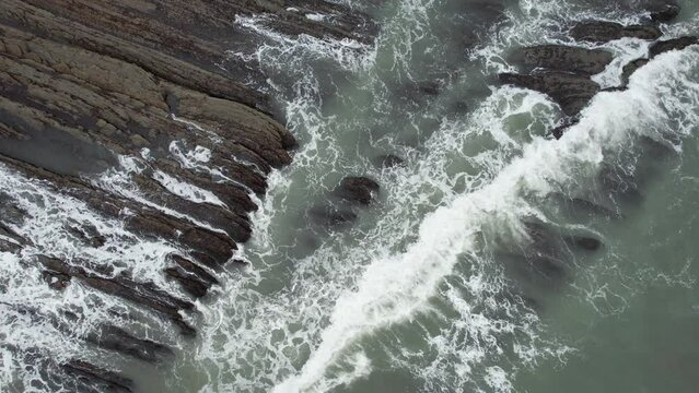 DRONE - vue a&eacute;rienne - paysage de nature avec falaise et caverne en espagne, avec oc&eacute;an atlantique sans aucune personne en fin de matin&eacute;e journ&eacute;e