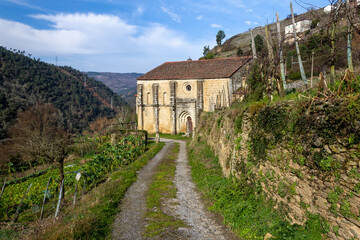 Obraz premium Iglesia románica de San Vicente de Pombeiro. Ribeira Sacra, Lugo, Galicia, España