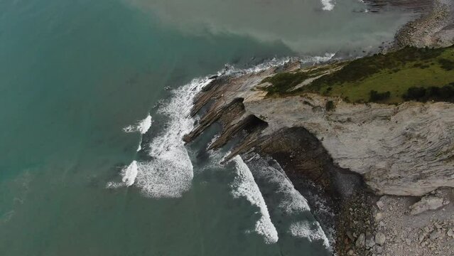 DRONE - vue a&eacute;rienne - paysage de nature avec falaise et caverne en espagne, avec oc&eacute;an atlantique sans aucune personne en fin de matin&eacute;e journ&eacute;e