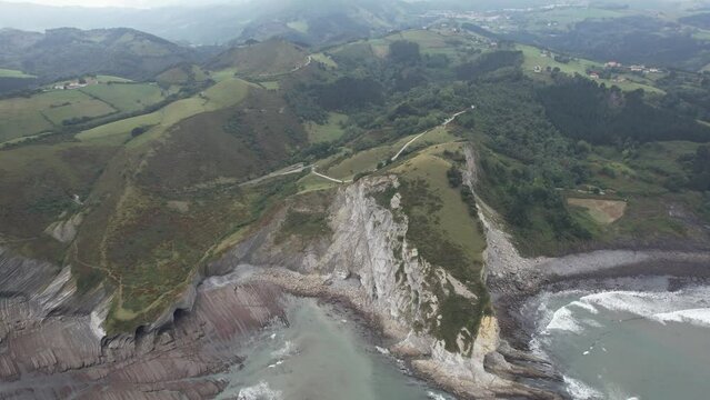 DRONE - vue a&eacute;rienne - paysage de nature avec falaise et caverne en espagne, avec oc&eacute;an atlantique sans aucune personne en fin de matin&eacute;e journ&eacute;e