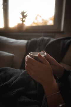 Warme Tasse Tee auf der Couch 