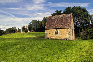 Obraz premium Capilla de Saint-Céneri-le-Gérei. La capilla está ubicada en una enorme pradera a las afueras del pueblo. Baja Normandía, Francia. 