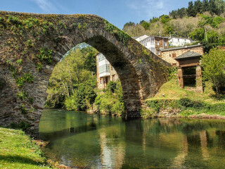 Puente medieval de Navia de Suarna (siglo XV). Lugo, Galicia, España