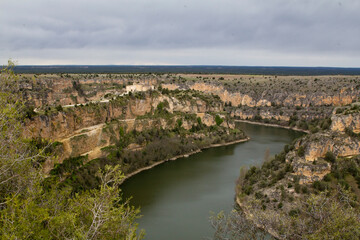 Obraz premium Vista de las hoces del Duraron. En lo alto se puede apreciar la ermita románica de San Frutos (siglo XII). Segovia, Castilla y León, España.