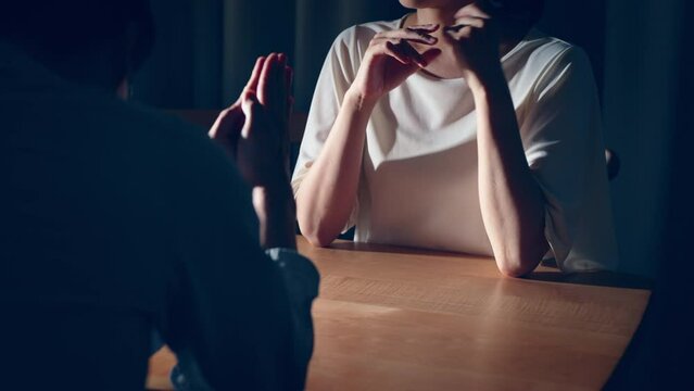 言い争いをする女性と男性　女性のDV