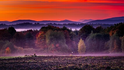 Poranny jesienny widok na krajobraz południowej Polski w kierunku Tatr