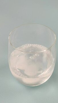 comprim&eacute; effervescent en train de fondre dans un verre