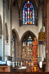 Bunte Glasfenster hinter dem Altar im Augsburger Dom.