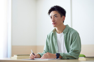 教室で勉強をする若い日本人の学生