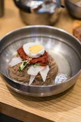Cold spicy noodles whit egg