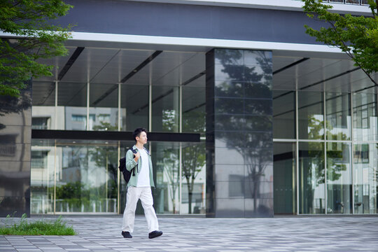 大学キャンパスと若い日本人の学生