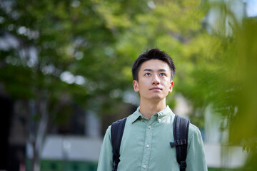 大学キャンパスと若い日本人の学生