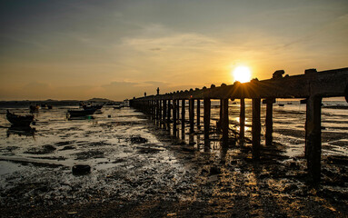 Obraz premium Evening at sunset around the fish bridge, the local fishing port, Bang Phra, Chonburi province, Thailand.