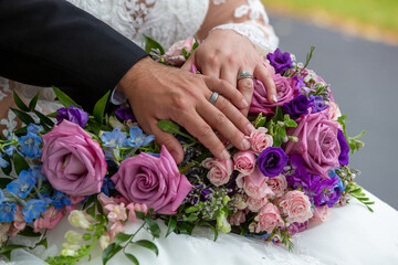 pink purple flower bouquet ring hand love