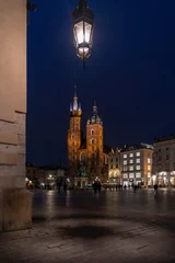 Poster Het marktplein in Krakau met de Mariakerk & 39 s nachts © MC Stock