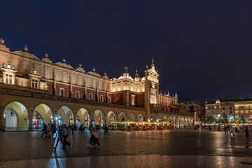 La place du marché de Cracovie avec Halle aux Draps de nuit