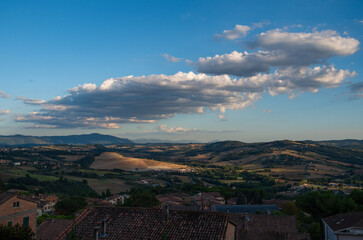 Panorama da Todi in una giornata di sole con nuvole e con vista sui campi irraggiati dal sole e la...