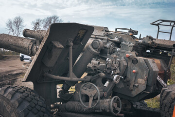 War in Ukraine, captured Russian 150 mm howitzer, view of the gun aiming mechanism