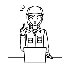 デスクで座ってPCを開いて何かひらめいた作業員の女性