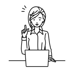デスクで座ってPCを開いて何かひらめいたブラウスの女性