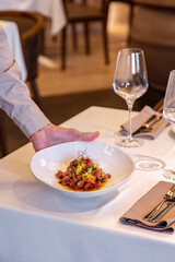Tuna tartare and waiter