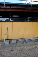 FU 2021-07-31 TechBlum 58 Vor der gelben Wand sind Metallkästen auf dem Boden