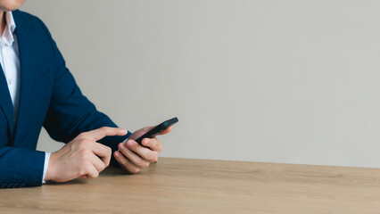 Businessmen use smartphones for business And looking for online sales information, the concept of doing online business..