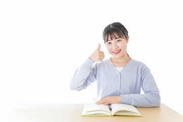 勉強をしながら指を指す若い女子学生