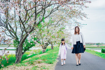 入学式に行く女の子とお母さん