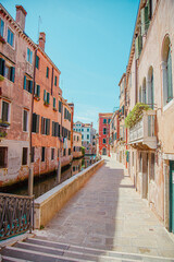 Fototapeta na wymiar narrow street, Venice