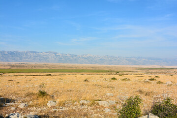  costa arida vicino alle saline nei pressi di Pag capoluogo dell'omonina isola della Croazia