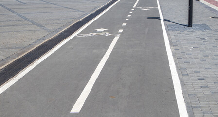 Obraz premium Marking of the traffic lane marking the bike path on the sidewalk