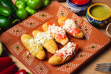 Fototapeta na wymiar very Mexican dish, delicious molotes.