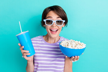 Photo of impressed good mood woman bob hairstyle dressed striped t-shirt hold blue drink popcorn...