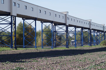 Taśmociąg na konstrukcji w kopalni Bogdanka.